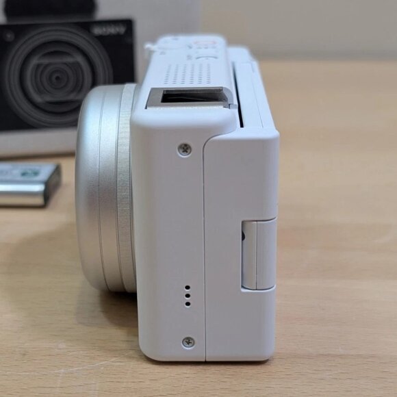 Sony ZV-1 II Vlog Camera for Content Creators & Vloggers (White) - ZV-1M2 - Picture 8 of 9